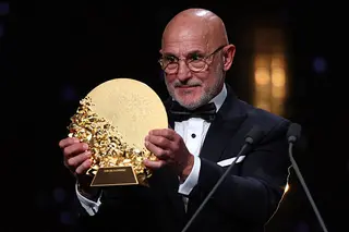 الكرة الذهبية.. لويس دي لا فوينتي يتوج بجائزة أفضل مدرب في العالم 2026 27 أكتوبر 2026 12:41 ص